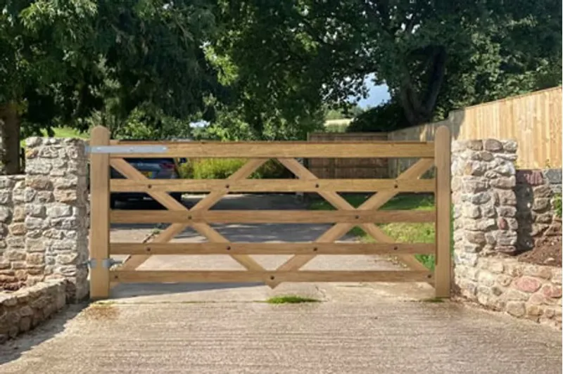 Escott Wooden Gate Left Hang